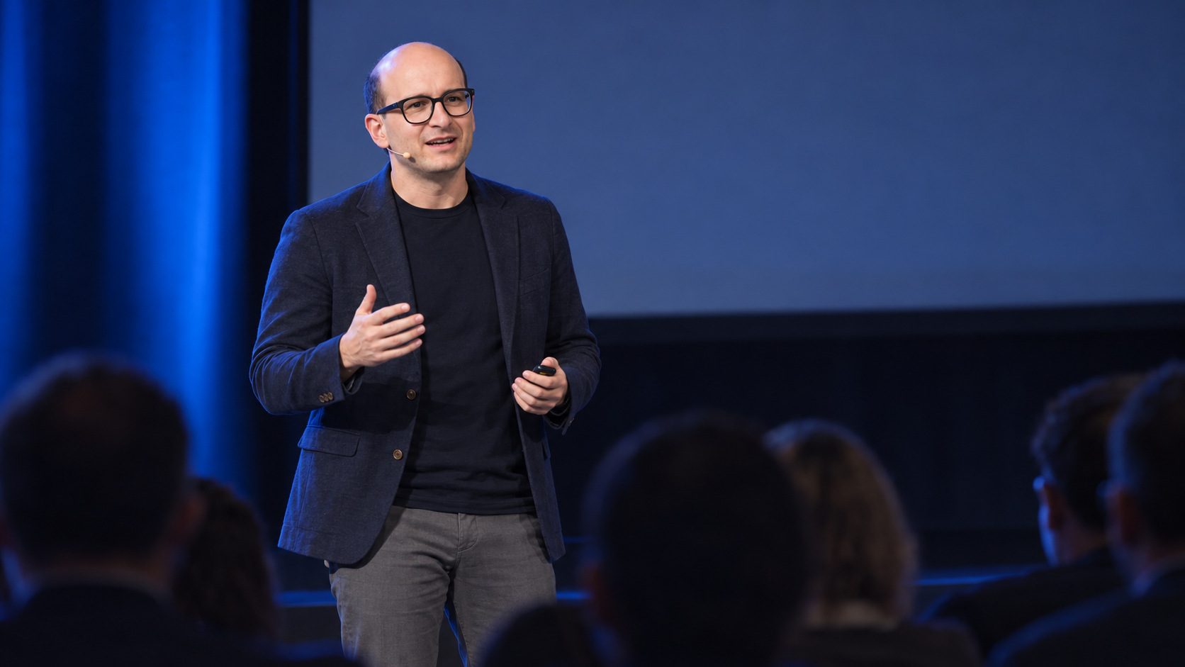 Daniel Szabo bei einer Keynote auf der Bühne